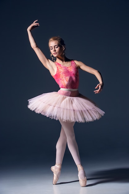 Ritratto della ballerina in posa di balletto