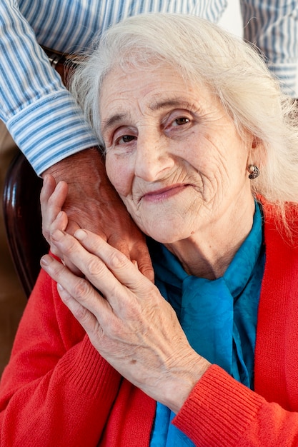 Ritratto della donna anziana che tiene la mano dell'uomo