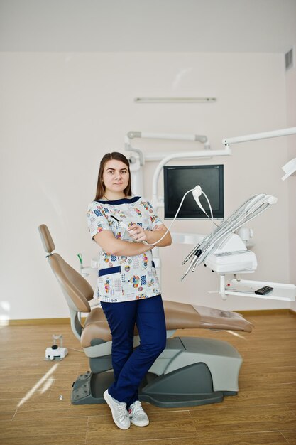 Ritratto della femmina del dentista del bambino nel suo studio dentistico