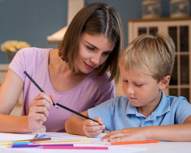 Ritratto della madre che gode del tempo con il figlio