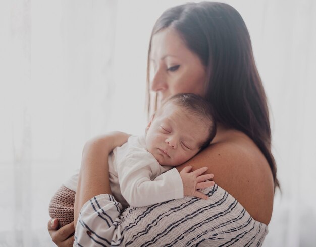 Ritratto della madre che tiene piccolo bambino