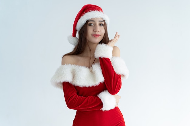 Ritratto della ragazza sorridente abbastanza giovane che porta il vestito da Santa Claus