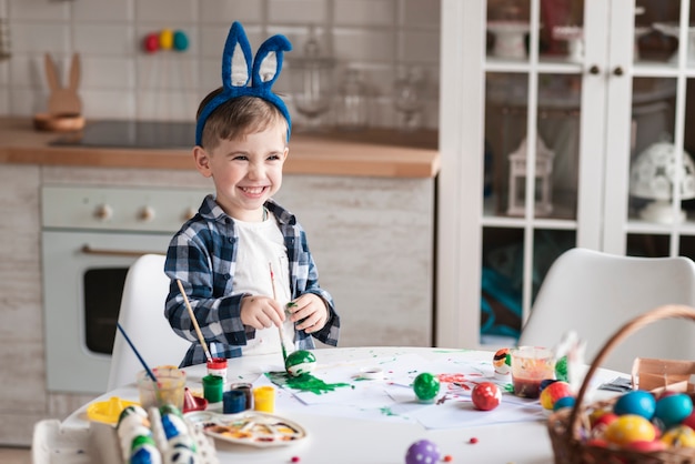 Ritratto delle uova adorabili della pittura del ragazzino per pasqua