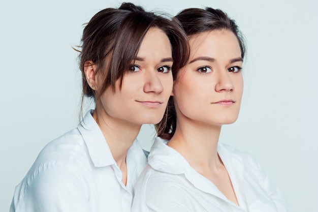 Ritratto dello studio dei gemelli femminili