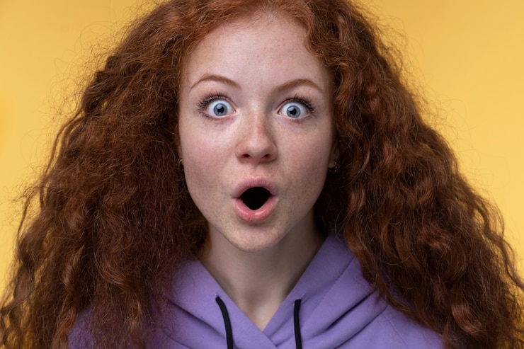 Foto gratuito ritratto di adolescente che sembra sorpreso