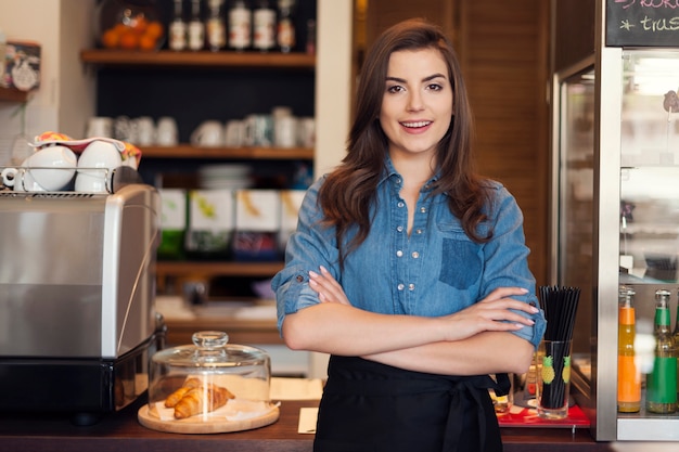 Ritratto di amichevole cameriera al lavoro