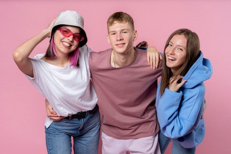 Foto gratuito ritratto di amici adolescenti che si divertono insieme
