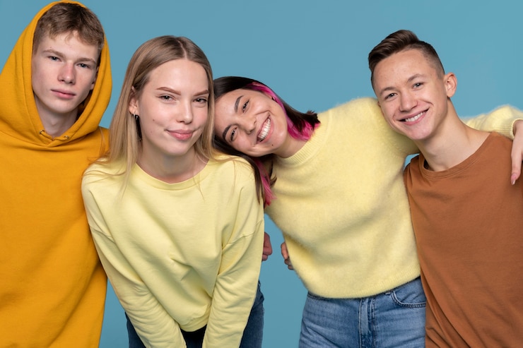 Foto gratuito ritratto di amici adolescenti che si tengono