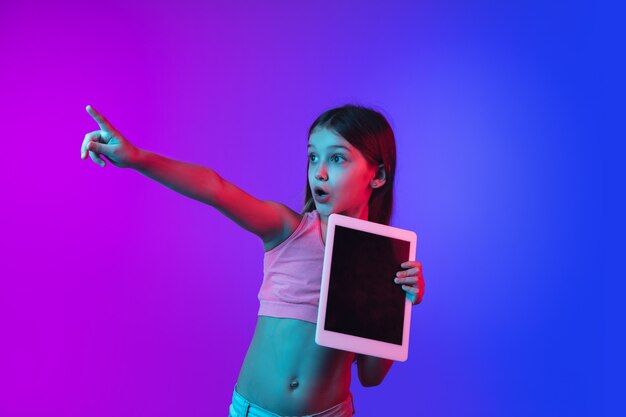 Ritratto di bambina isolato su parete al neon