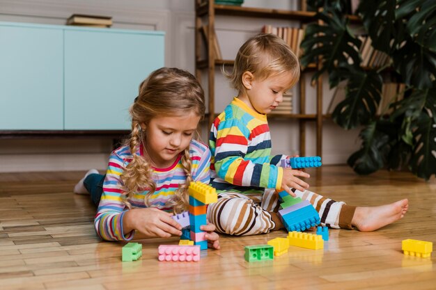 Ritratto di bambini che giocano insieme