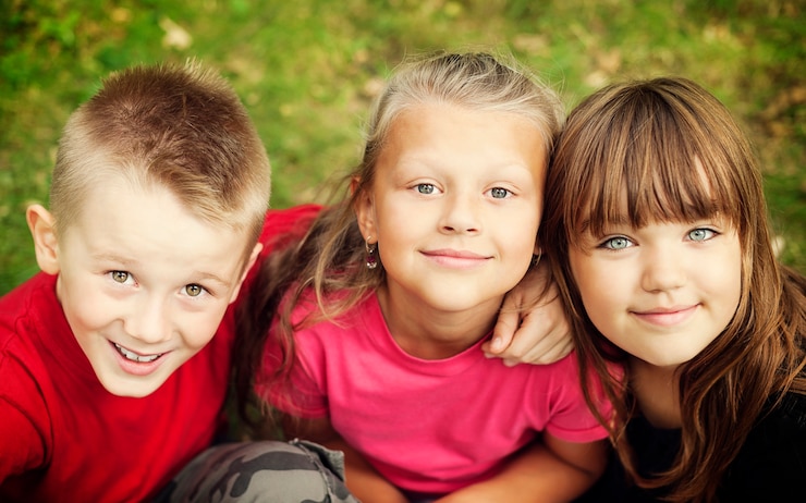 Foto gratuito ritratto di bambini felici