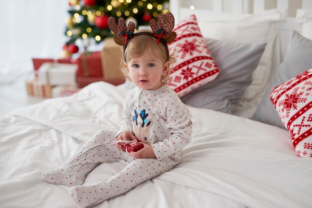 Ritratto di bambino affascinante con regalo di Natale