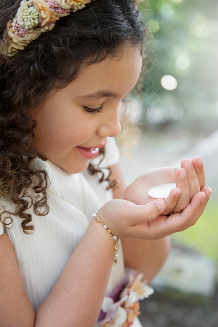 Foto gratuito ritratto di bambino che si prepara per la prima comunione