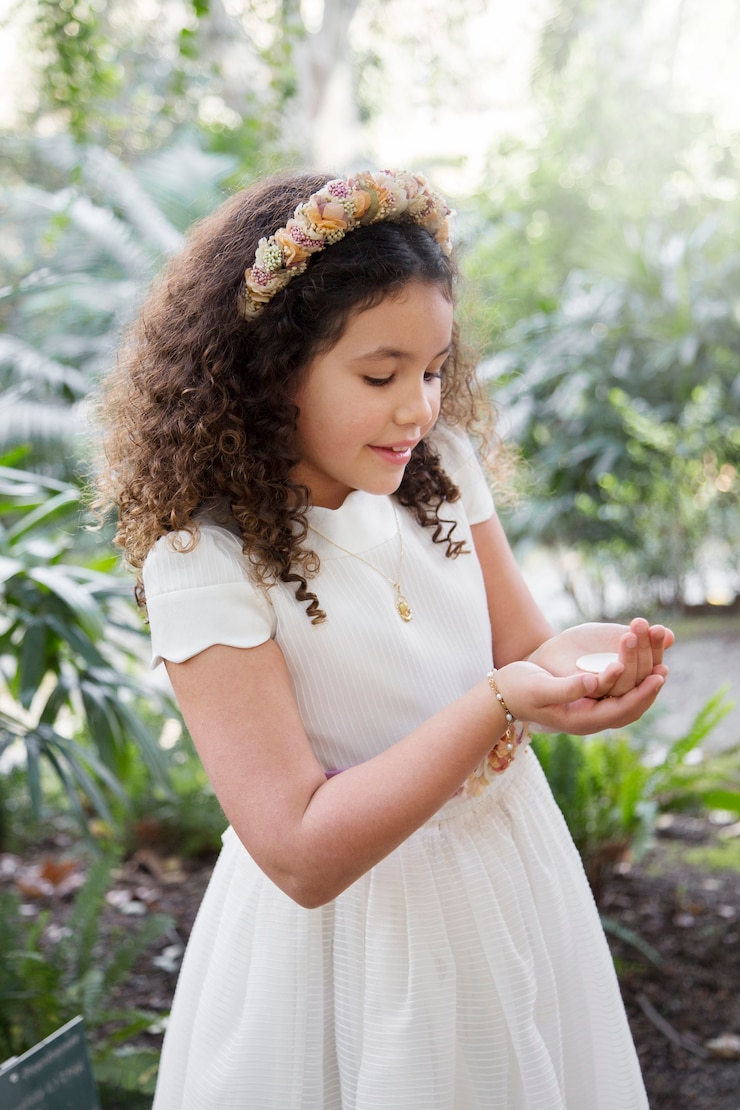 Foto gratuito ritratto di bambino che si prepara per la prima comunione