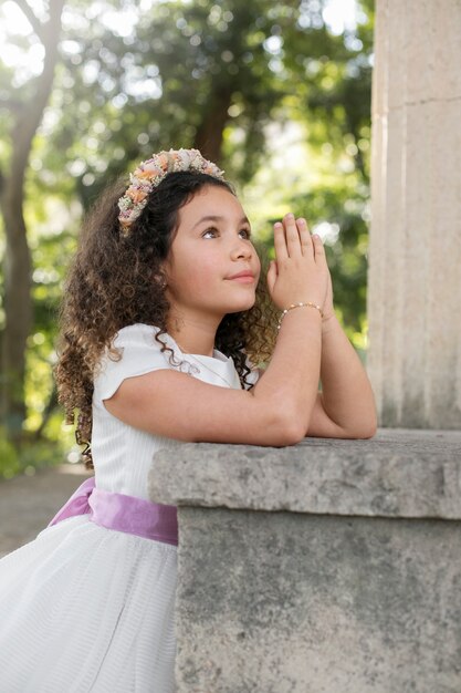 Ritratto di bambino che si prepara per la prima comunione