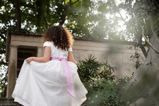 Ritratto di bambino che si prepara per la prima comunione