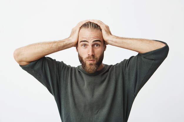 Ritratto di bel ragazzo svedese con capelli alla moda e barba scioccata