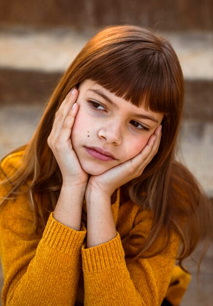 Ritratto di bella bambina annoiarsi
