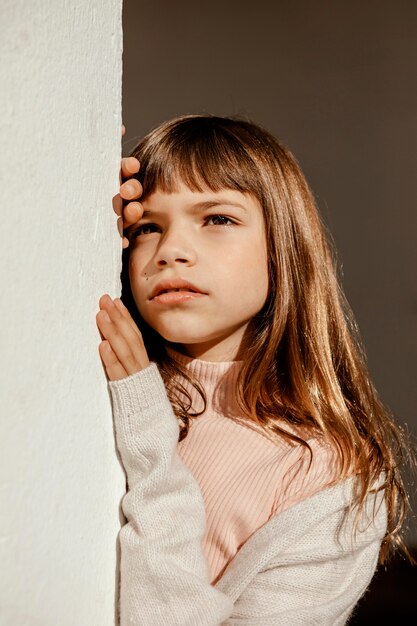Ritratto di bella bambina che è seria