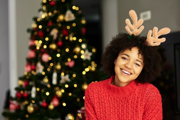 Ritratto di bella donna a Natale