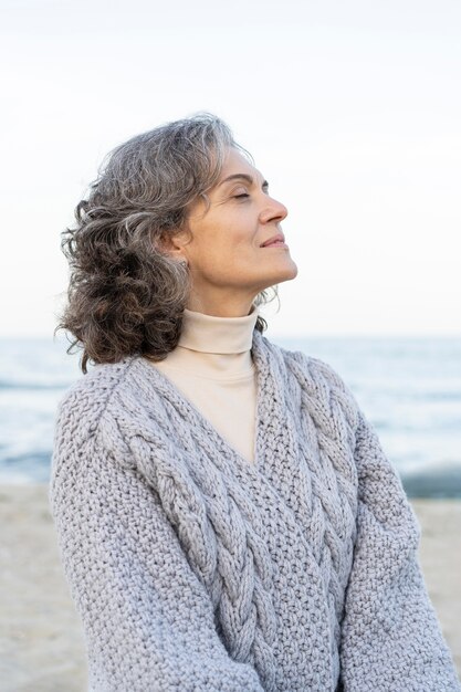 Ritratto di bella donna anziana in spiaggia