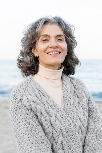 Ritratto di bella donna anziana in spiaggia