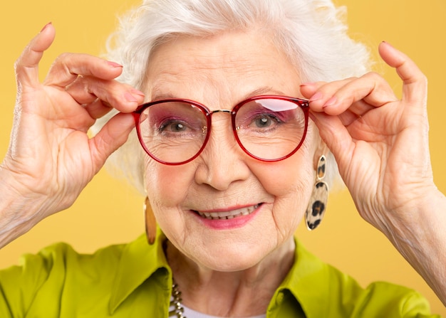 Ritratto di bella donna anziana