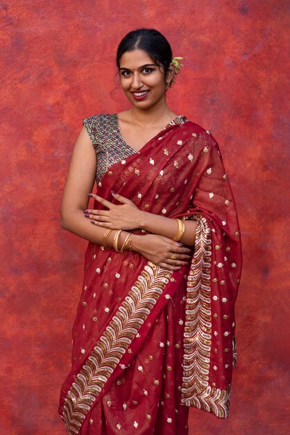 Ritratto di bella donna che indossa il tradizionale indumento sari