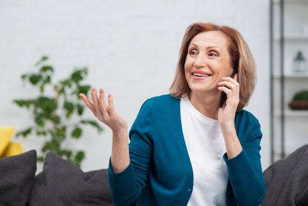 Ritratto di bella donna che parla al telefono