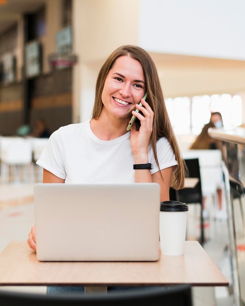 Ritratto di bella donna che parla al telefono