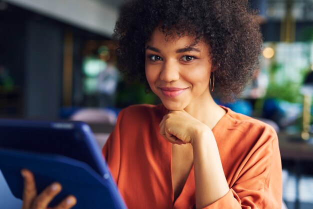 Ritratto di bella donna d'affari africana al lavoro