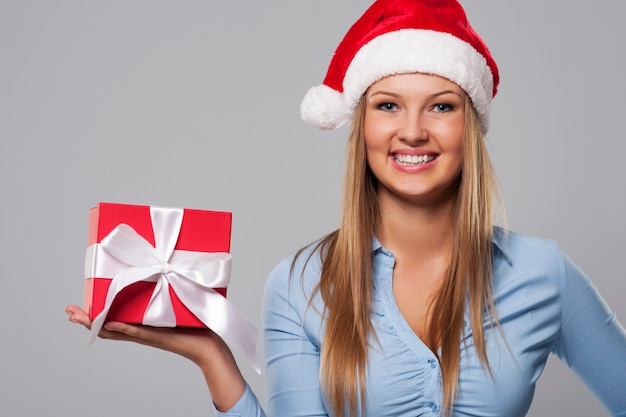 Ritratto di bella donna d'affari di Natale con regalo rosso