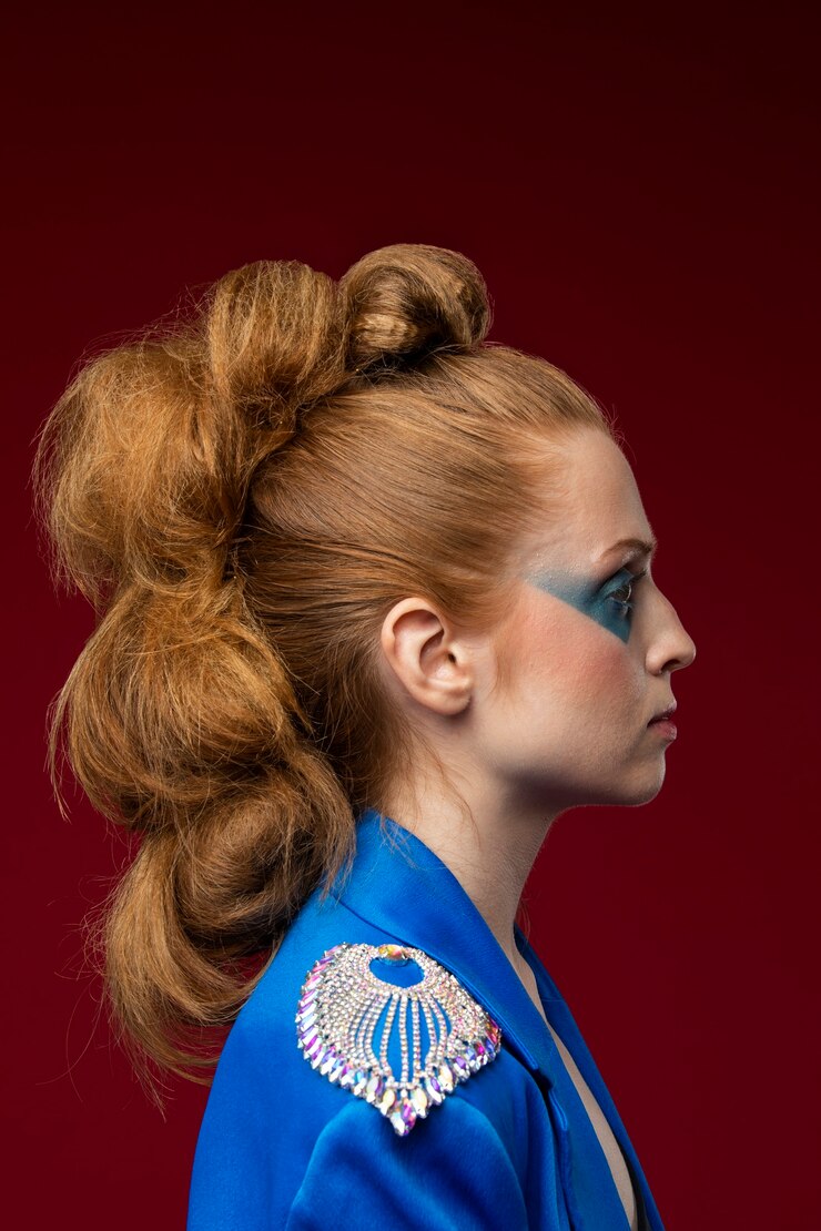 Foto gratuito ritratto di bella donna dai capelli rossi che indossa il trucco