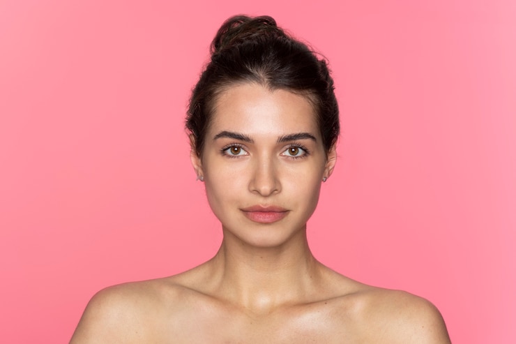 Foto gratuito ritratto di bella donna di vista frontale