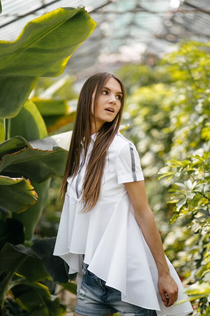 Ritratto di bella donna in giardino