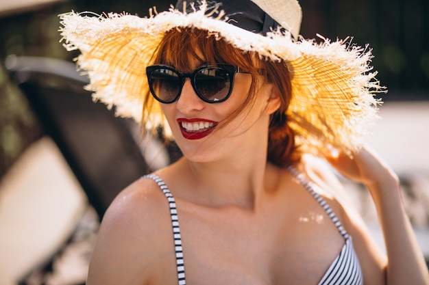 Ritratto di bella donna in un cappello in vacanza