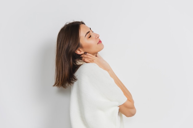 Ritratto di bella donna isolata su studio bianco