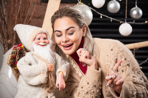 Ritratto di bella donna seduta e in possesso di un regalo di Natale