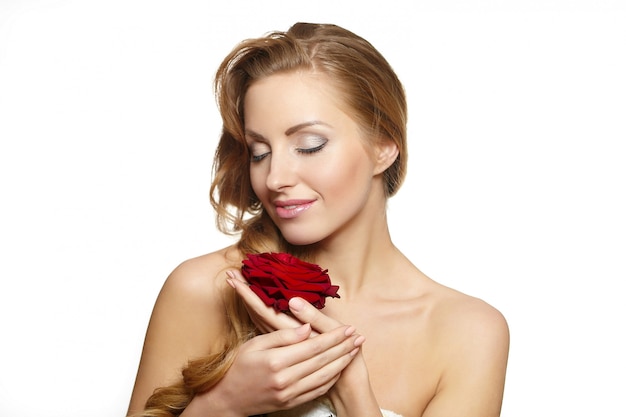 Ritratto di bella donna sensuale con la rosa rossa su bianco