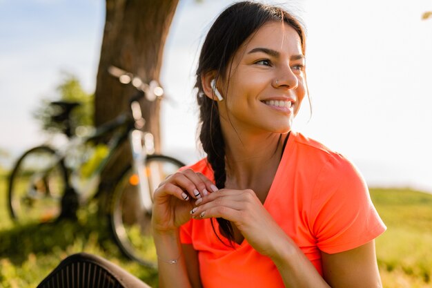 Ritratto di bella donna sorridente che fa sport mattina nel parco