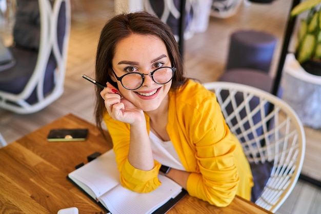 Ritratto di bella donna sorridente felice nell'ufficio.