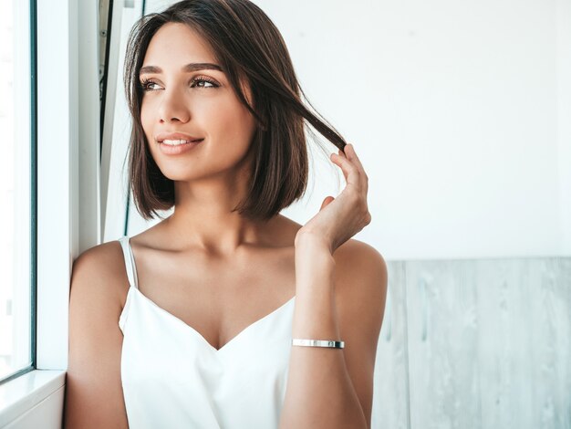 Ritratto di bella donna vestita di pigiama bianco.