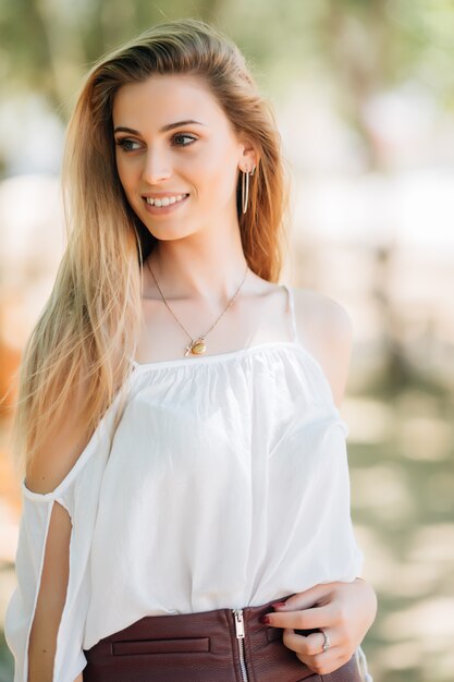 Ritratto di bella giovane donna all'aperto nel parco