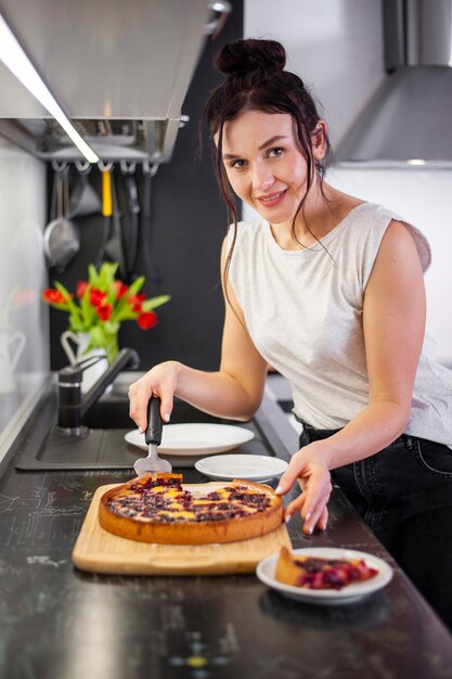 Ritratto di bella madre in posa con la torta