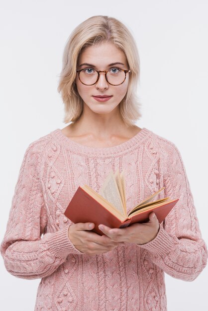 Ritratto di bella ragazza che tiene un libro