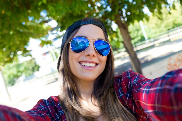 Ritratto di bella ragazza prendendo un selfie con il cellulare in