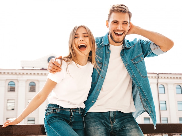 Ritratto di bella ragazza sorridente e il suo bel ragazzo. Donna in abiti casual jeans estivi.