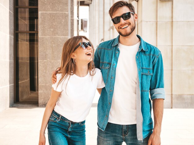 Ritratto di bella ragazza sorridente e il suo bel ragazzo. Donna in abiti casual jeans estivi.