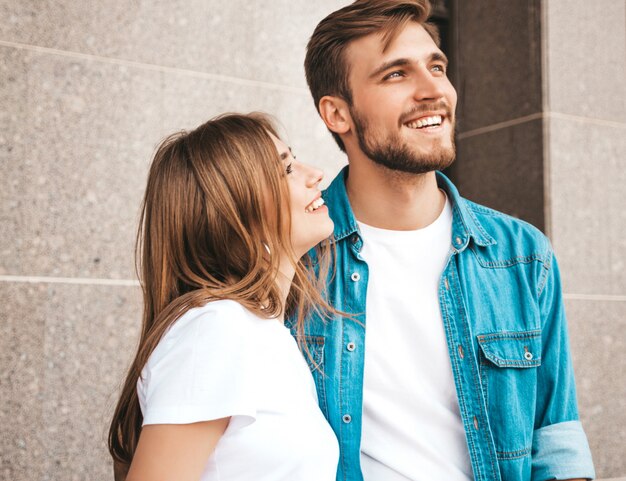 Ritratto di bella ragazza sorridente e il suo bel ragazzo. Donna in abiti casual jeans estivi.