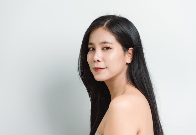 Ritratto di bellezza attraente donne asiatiche in moda di bellezza in posa con la faccia sorridente su sfondo bianco per cosmetici o cura del corpo
